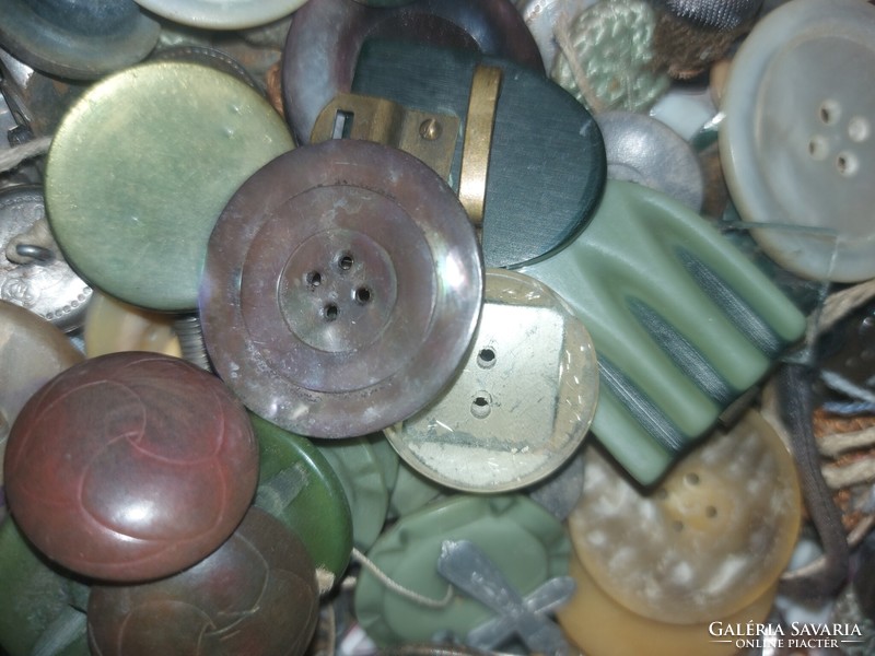 Pack of buttons, made of shells, vinyl, metal and all kinds of other...