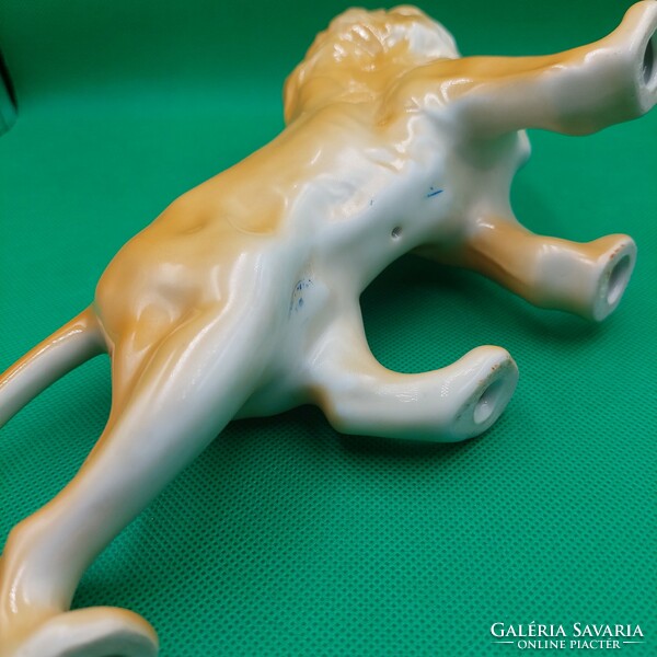 Retro lion porcelain figure