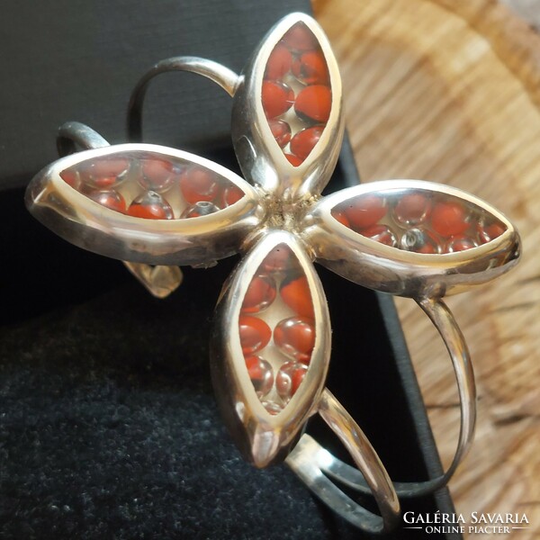 Csodás virág formájú ezüst karperec piros bogyókkal, nyitott