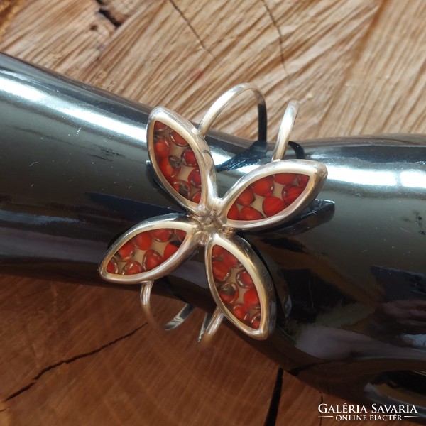 Csodás virág formájú ezüst karperec piros bogyókkal, nyitott