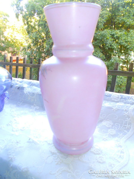 Szecessziós rózsaszín kalcedon (opál) üveg  váza -kézi festéssel 24  cm