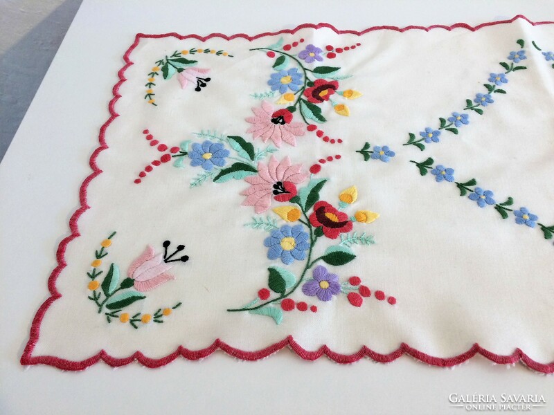 Embroidered tablecloth - runner