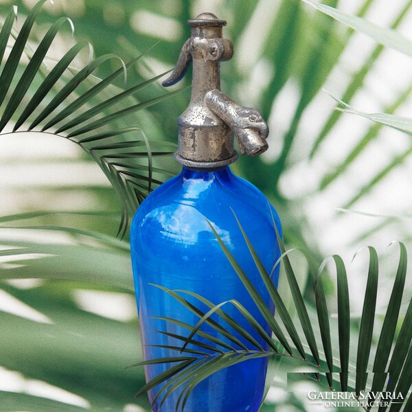 1931-es, kék szódásüveg, Homokfúvott felírattal, mintázattal. Antik ón fejjel.