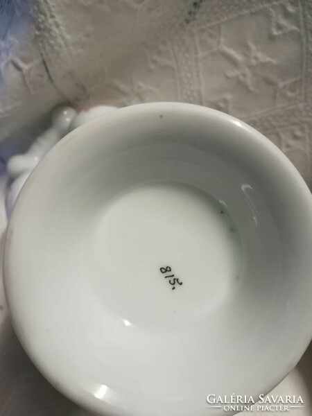 Porcelain sauce bowl with base