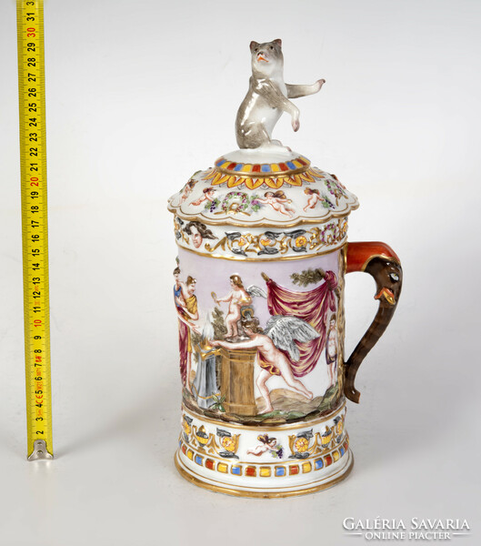 Capodimonte porcelán fedeles kupa farkas figurával a tetején
