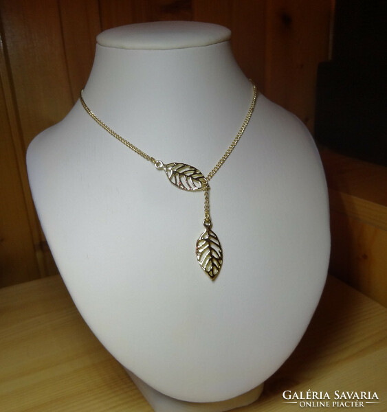 14-carat gold-plated shaped leaf-shaped pendant necklace, the pendant can be slid.