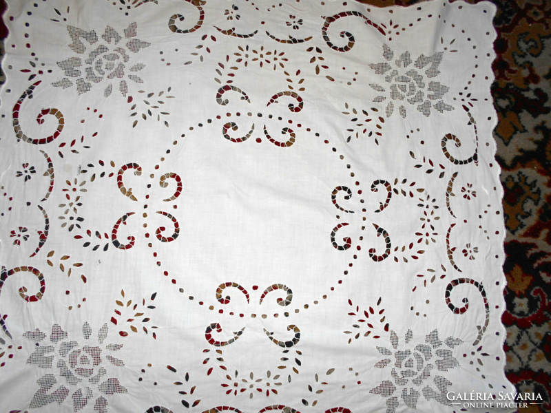 Embroidered Madera-Toledo tablecloth 70 cm x 76 cm