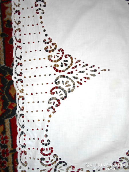Embroidered tablecloth 70 cm x 66 cm