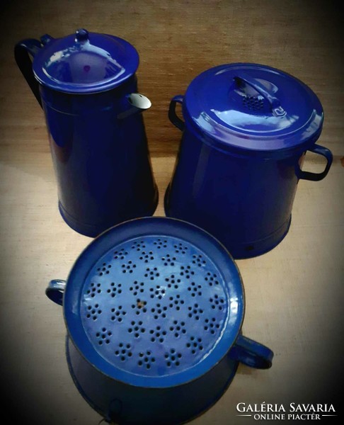3-Db. Old, preserved purple enameled kitchen utensils, greasy bucket, pouring filter in one