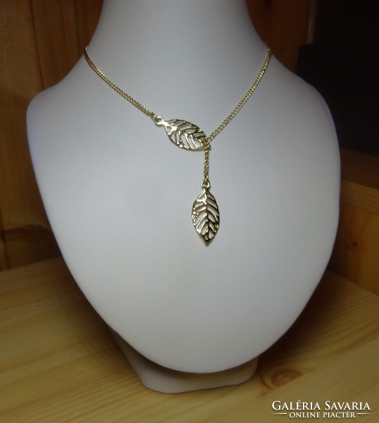 14-carat gold-plated shaped leaf-shaped pendant necklace, the pendant can be slid.