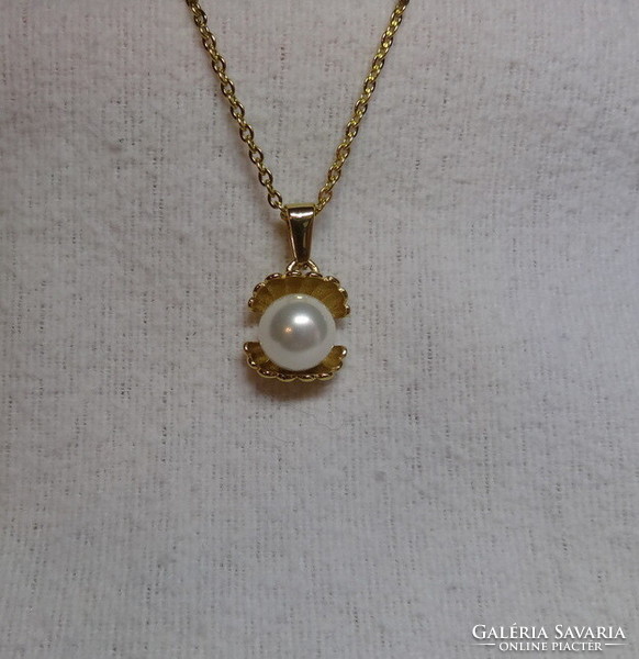 Cultured pearls, set in a medical steel shell pendant, necklace, the pendant shines beautifully.