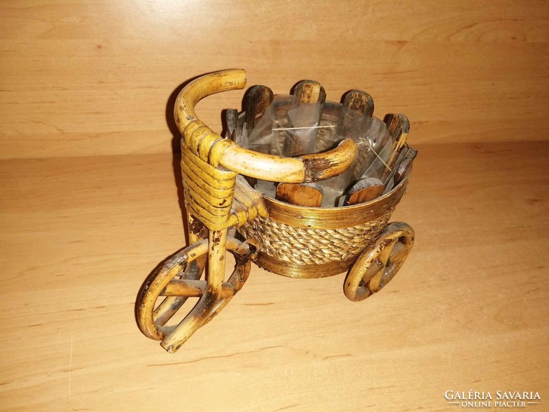 Szép rattan / bambusz tricikli alakú dísz italtartó vagy kaspó (26/d)
