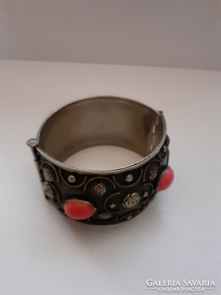 Retro silver-plated wide opening alpaca bracelet studded with red porcelain stones