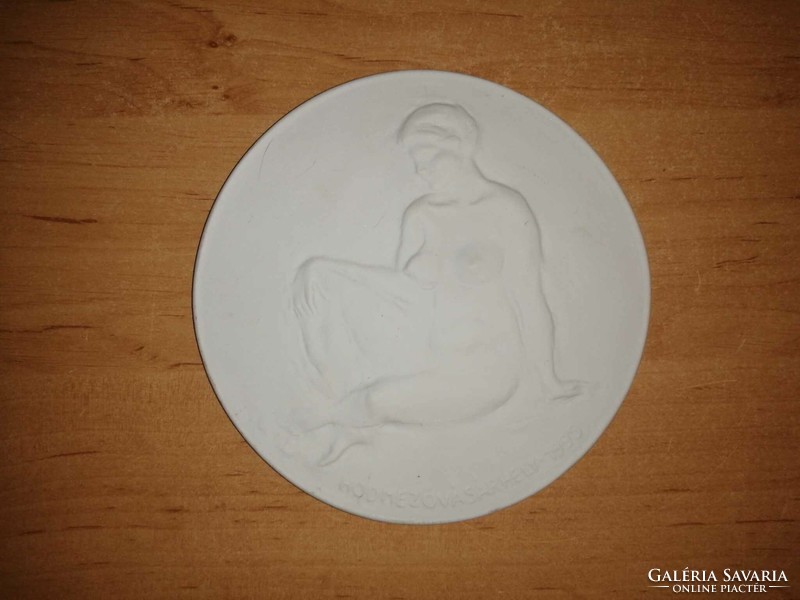 Az antik Rómát idézó biszkvit porcelán női akt domborműves plakett érme Hódmezővásárhely 1995 (b)