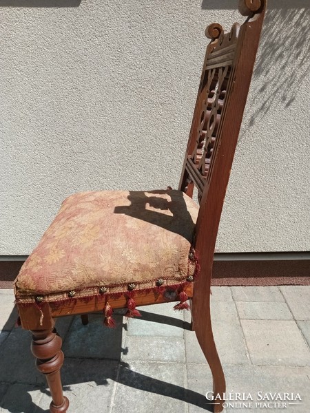 Antik faragott szék.