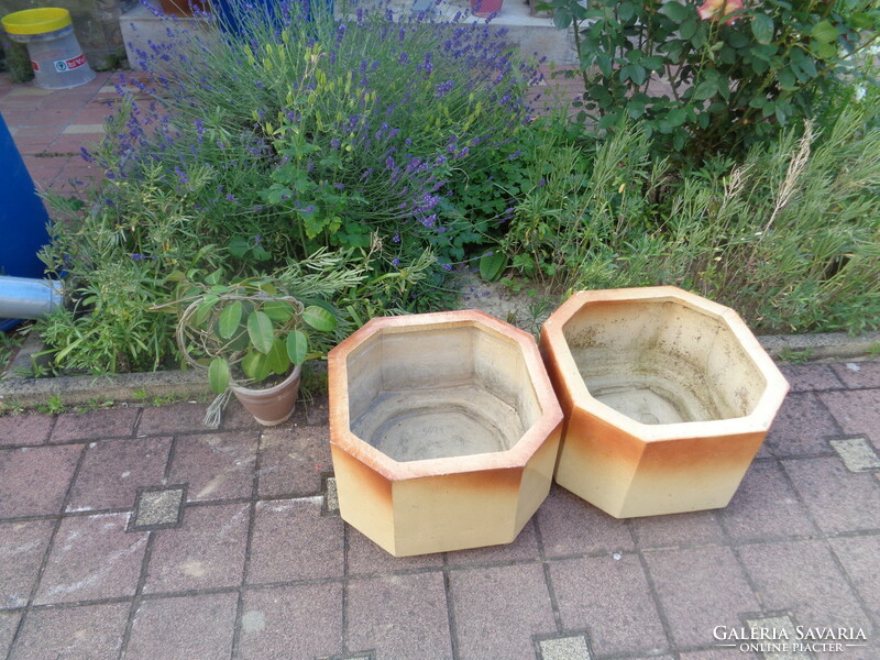 Pair of Zsolnay pyrogranite large outdoor pots from the 60s. Rare !!