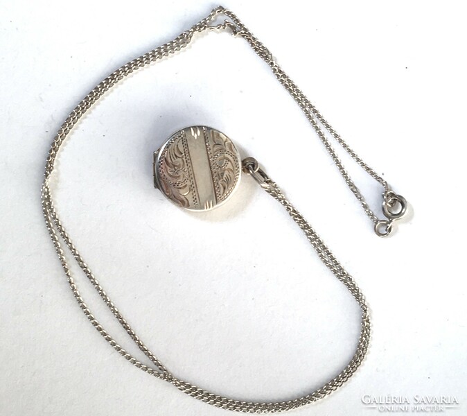 Old silver photo holder pendant with photo p. V. Worn silver chain