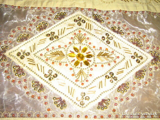 Special tablecloth with dreamy pearl embroidery