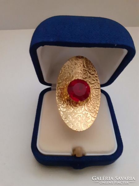 Retro gold-colored bisque ring in the center with a large red polished glass encrusted stone