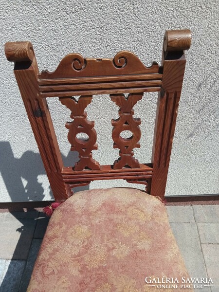 Antik faragott szék.