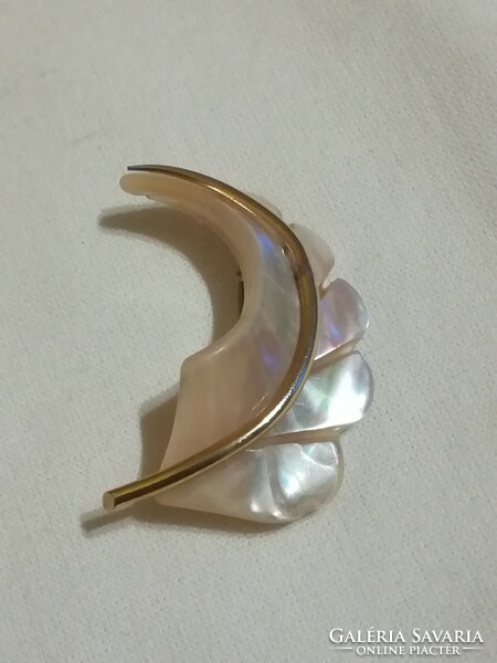 Leaf-shaped brooch made of shells.