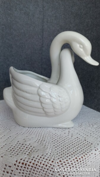 Swan-shaped ceramic bowl, 24 x 22 cm, opening 15 x 9 cm, weight: 1704 gr.