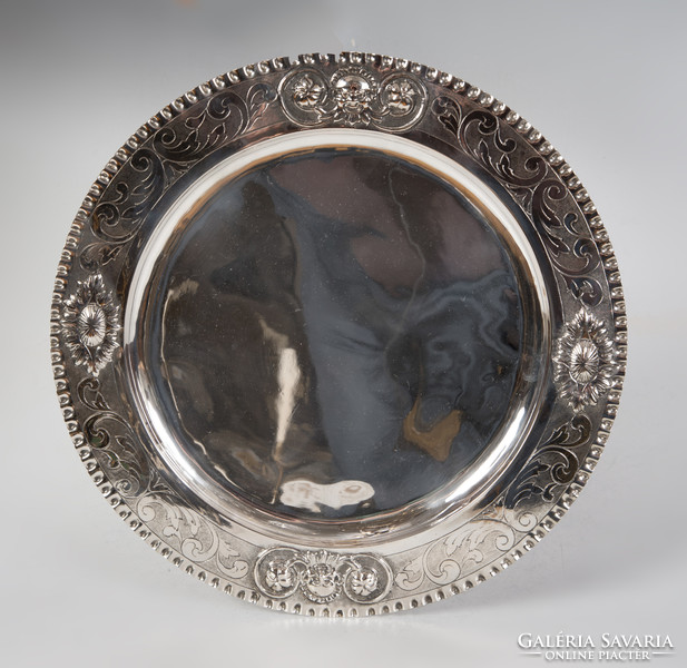 Bowl decorated with silver plastic head