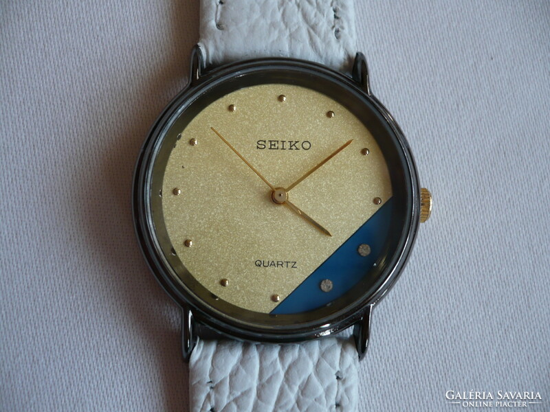 Seiko is a women's watch with a quartz structure and a special dial