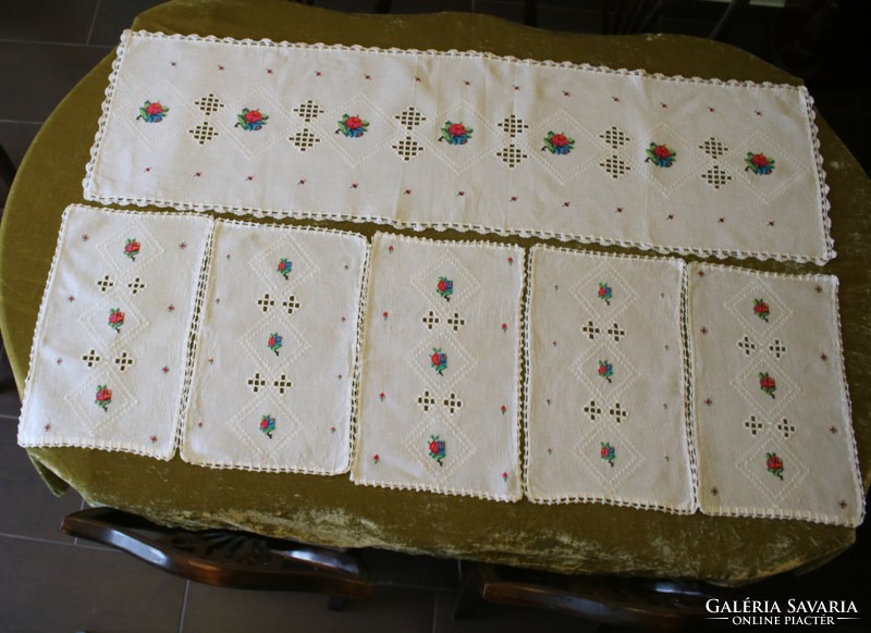 Set of 6 embroidered linen tablecloths