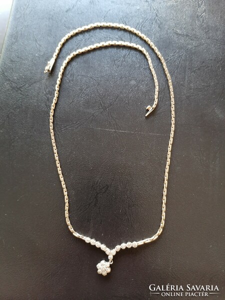 14 K marked white gold necklaces with 18 brilliant-cut diamonds! In an enclosure forming a rose pattern