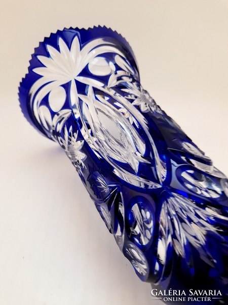 Kék kristály váza, szép csiszolással, 23 cm