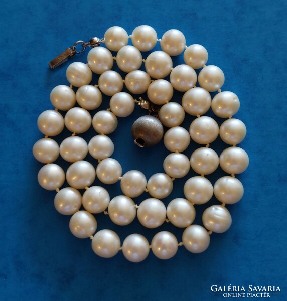 Gyönyörű valódi tenyésztett gyöngy nyakék ezüst gömbkapoccsal, válogatott gömbölyű gyöngyökből