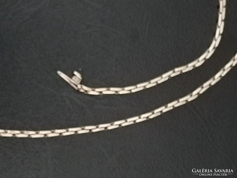 14 K marked white gold necklaces with 18 brilliant-cut diamonds! In an enclosure forming a rose pattern