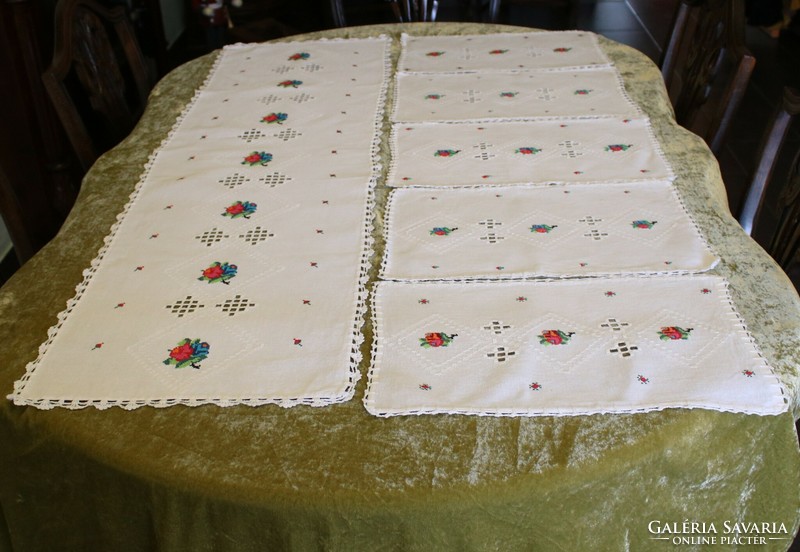 Set of 6 embroidered linen tablecloths