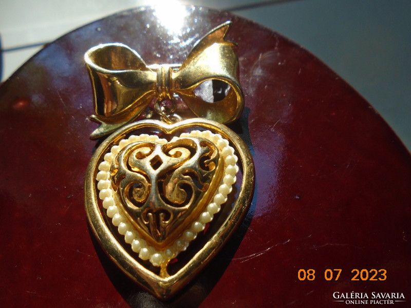 Bow openwork heart pendant brooch inlaid with pearls with very high quality gold plating