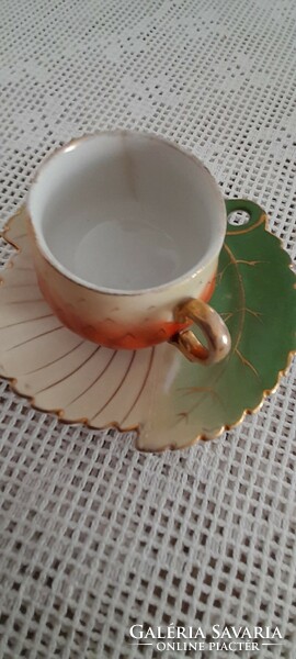 Zsolnay strawberry cup with leaf coaster with intaglio