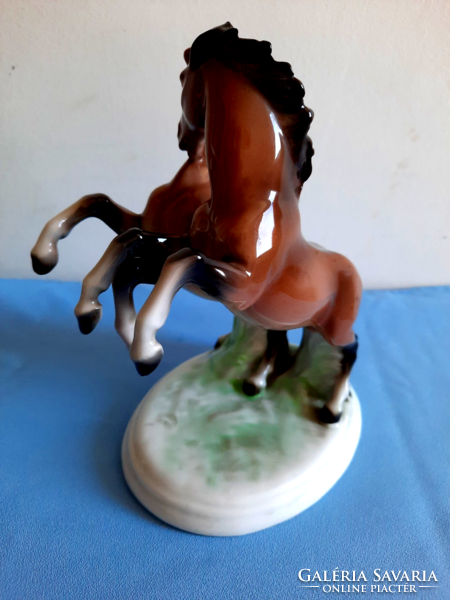 Ágaskodó lovak, porcelán szobor
