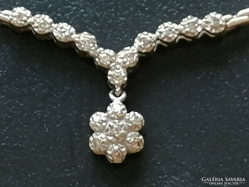 14 K marked white gold necklaces with 18 brilliant-cut diamonds! In an enclosure forming a rose pattern