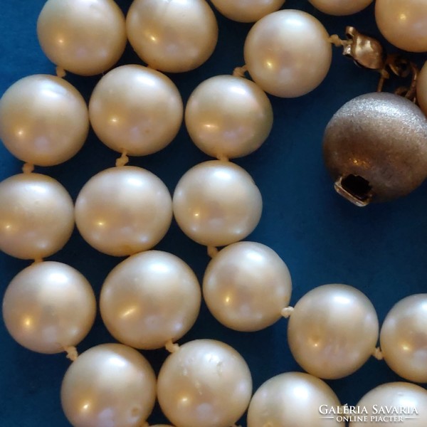 Gyönyörű valódi tenyésztett gyöngy nyakék ezüst gömbkapoccsal, válogatott gömbölyű gyöngyökből