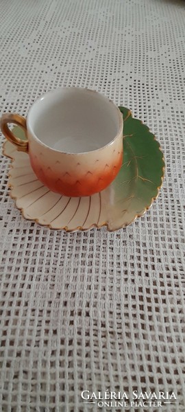 Zsolnay strawberry cup with leaf coaster with intaglio