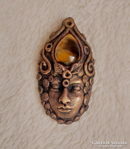 Bud(dh) the tiger's eye amulet