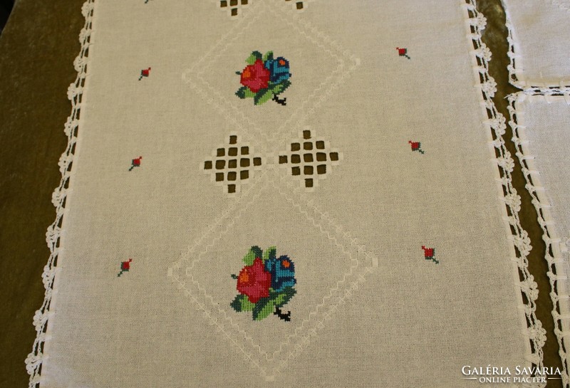 Set of 6 embroidered linen tablecloths