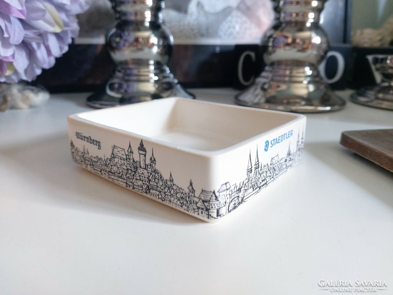 Small porcelain box with a wooden roof, 10x9 cm