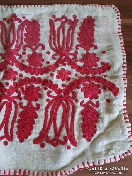 Kalotaszegi írásos párnahuzat, piros hímzésű, mérete: 52 cm x 40 cm