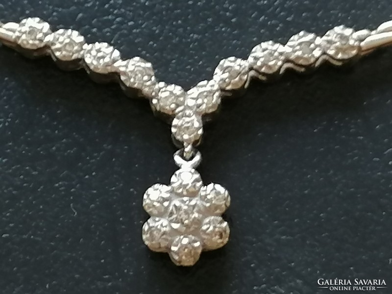 14 K marked white gold necklaces with 18 brilliant-cut diamonds! In an enclosure forming a rose pattern