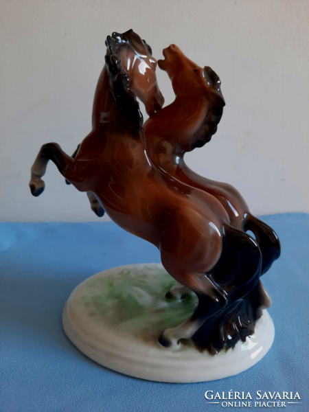 Ágaskodó lovak, porcelán szobor