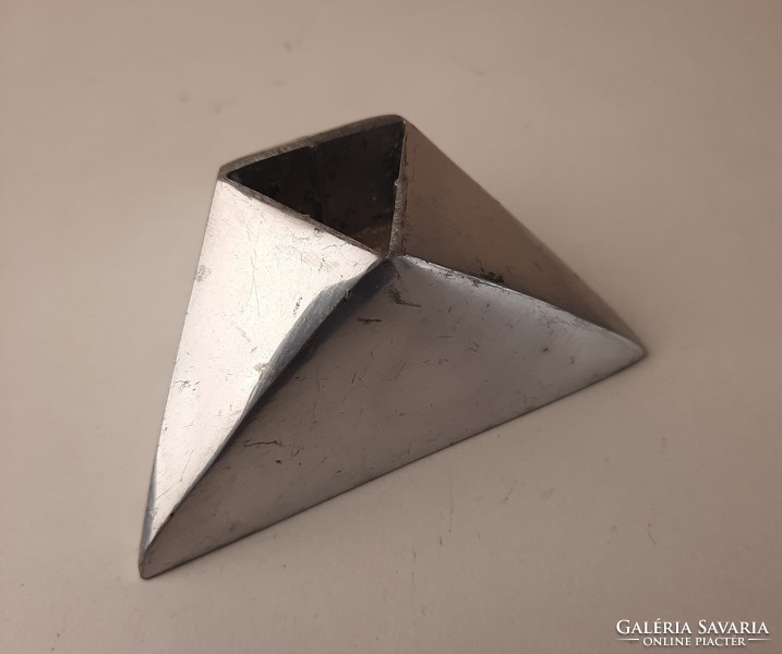 Vintage alumínium gyertyatartó, érdekes prizma forma