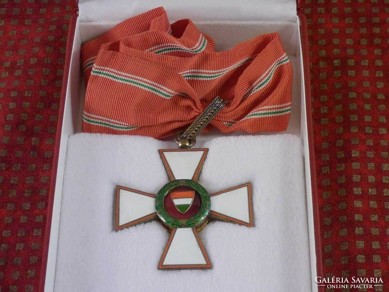 Tildy 1946 Hungarian Republic Order of Merit center cross with star.