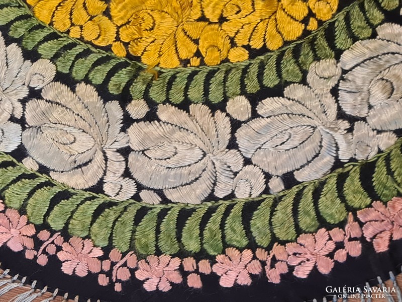 Antik hímzett matyó terítő, selyemszállal készült kézimunka, régi textil