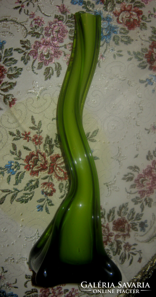 The green twisted glass vase is single-stranded
